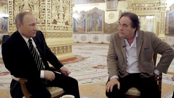 Президент РФ Владимир Путин и американский кинорежиссер Оливер Стоун во время интервью