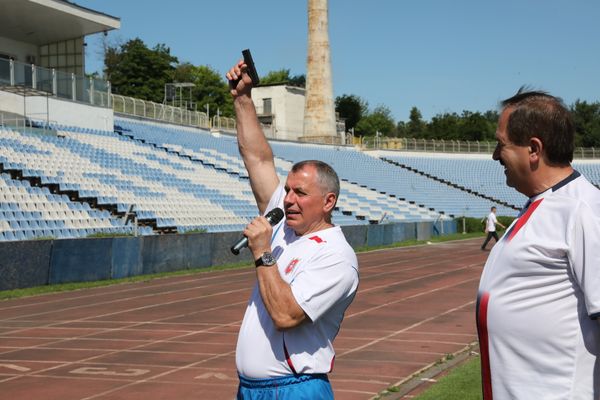Председатель Госсовета РК Владимир Константинов дает старт забегу на дистанцию 100 м в рамках Дня здоровья в Симферополе Председатель Госсовета РК Владимир Константинов дает старт забегу на дистанцию 100 м в рамках Дня здоровья в Симферополе