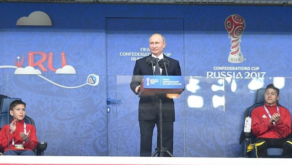 Президент РФ Владимир Путин выступает на стадионе Санкт-Петербург перед матчем между сборными России и Новой Зеландии. 17 июня 2017