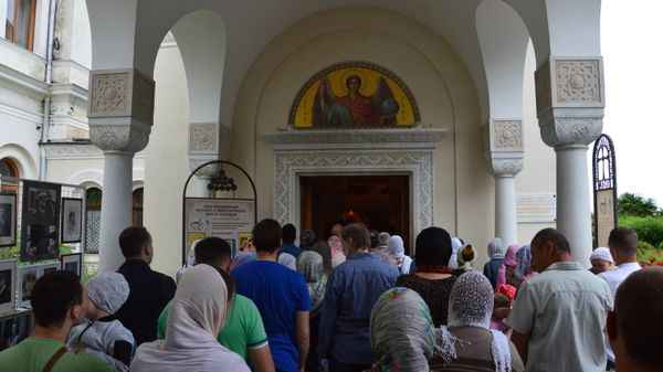 Очередь в Крестовоздвиженскую дворцовую церковь, где торжественно открыли древлехранилище (музей) памяти семьи российского императора Николая II Очередь в Крестовоздвиженскую дворцовую церковь, где торжественно открыли древлехранилище (музей) памяти семьи российского императора Николая II