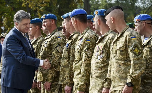 Президент Украины Петр Порошенко общается с военнослужащими 