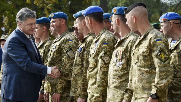 Президент Украины Петр Порошенко общается с военнослужащими