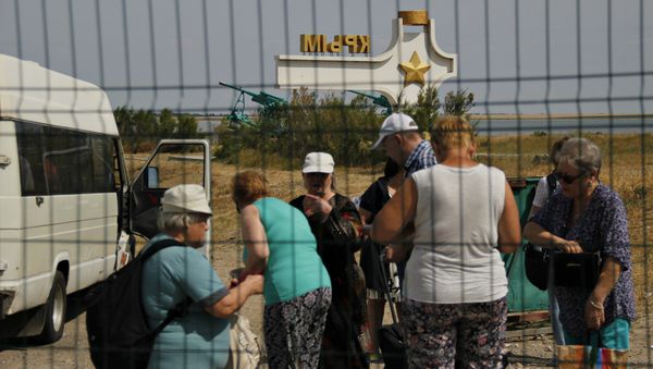 Люди в буферной зоне пункта пропуска Джанкой на границе России и Украины