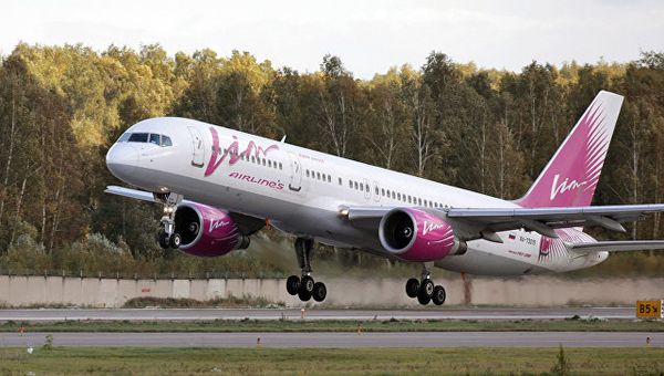 Боинг-757 авиакомпании ВИМ-авиа на взлете в аэропорту. Архивное фото