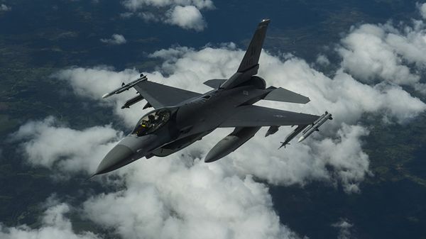 Истребитель НАТО F-16. Архивное фото