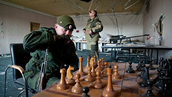 Ополченцы ДНР играют в шахматы на окраине Донецка. Архивное фото Ополченцы ДНР играют в шахматы на окраине Донецка. Архивное фото