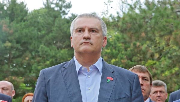 Глава Крыма Сергей Аксенов на церемонии возложения цветов к Вечному огню на могиле Неизвестного солдата, посвященной Дню памяти и скорби - дню начала ВОВ