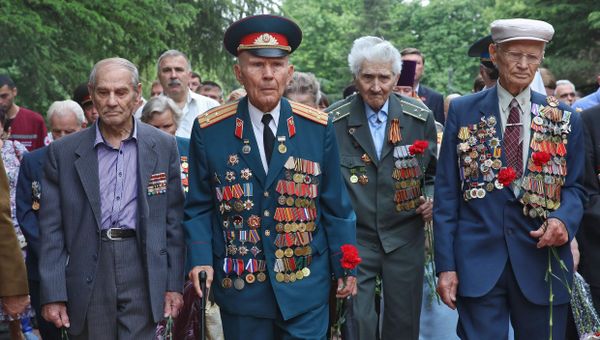 Ветераны на церемонии возложения цветов к Вечному огню на могиле Неизвестного солдата, посвященной Дню памяти и  скорби – дню начала ВОВ