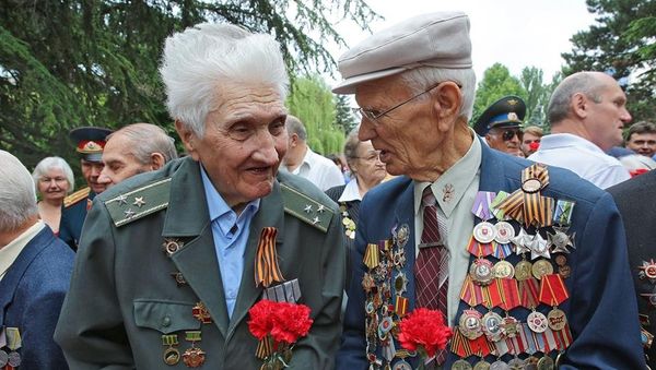 Ветераны на церемонии возложения цветов к Вечному огню на могиле Неизвестного солдата, посвященной Дню памяти и  скорби – дню начала ВОВ