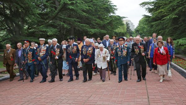 Церемония возложения цветов к Вечному огню на могиле Неизвестного солдата, посвященная Дню памяти и  скорби – дню начала ВОВ