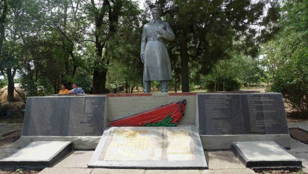 Братская могила воинов-освободителей в Джанкойском районе, которую обустроили активисты ОНФ