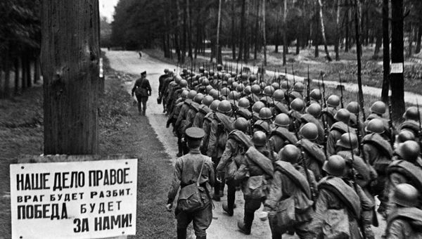 Мобилизация. Колонны бойцов движутся на фронт. Москва, 23 июня 1941 года
