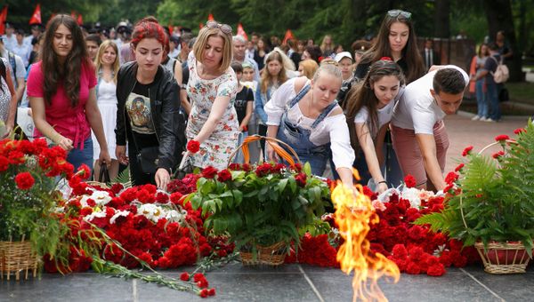 Студенты КФУ возложили цветы к мемориалу Неизвестного солдата в рамках акции Лента памяти