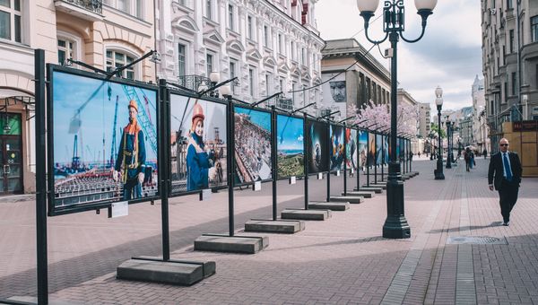 На Старом Арбате в Москве открылась фотовыставка про Крымский мост На Старом Арбате в Москве открылась фотовыставка про Крымский мост