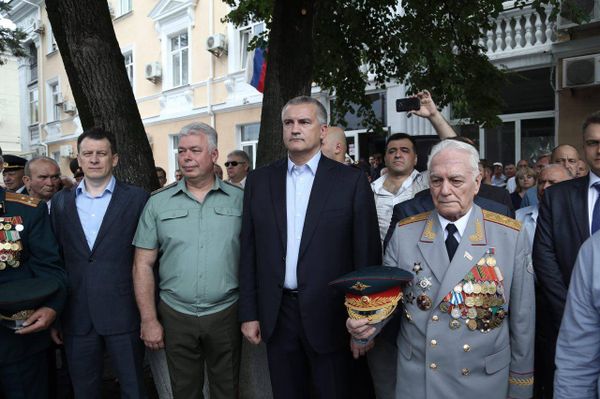 Мероприятие, посвященное 50-летию Симферопольского военно-политического строительного училища. В центре - глава Республики Крым Сергей Аксенов Мероприятие, посвященное 50-летию Симферопольского военно-политического строительного училища. В центре - глава Республики Крым Сергей Аксенов