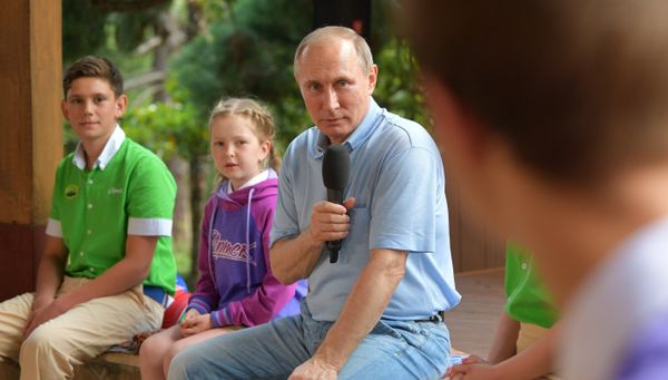 Президент РФ В. Путин посетил международный детский центр Артек