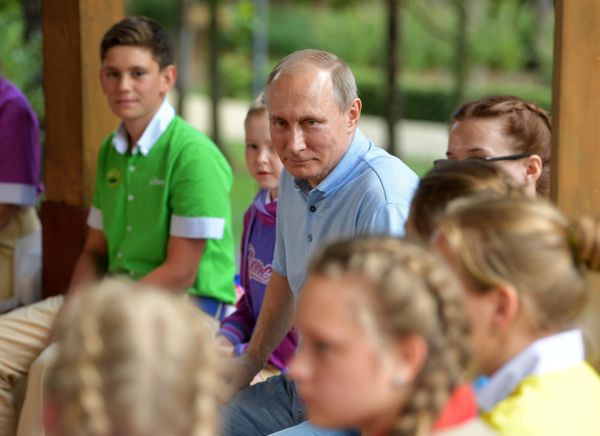 Президент РФ В. Путин посетил международный детский центр Артек Президент РФ В. Путин посетил международный детский центр Артек