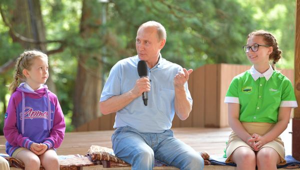 Президент РФ В. Путин посетил международный детский центр Артек Президент РФ В. Путин посетил международный детский центр Артек