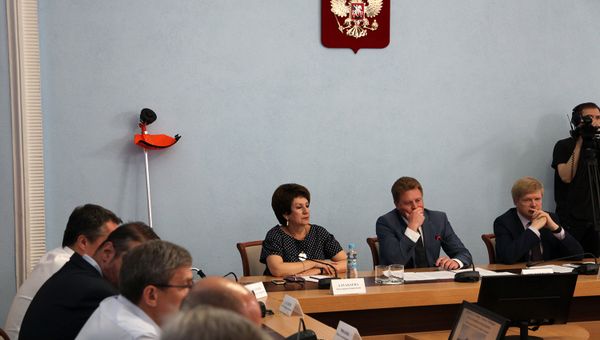 Врио губернатора Севастополя Дмитрий Овсянников раскритиковал покос травы в городе и подарил курирующему эту сферу чиновнику - директору департамента городского хозяйства Андрею Чибисову - газонокосилку