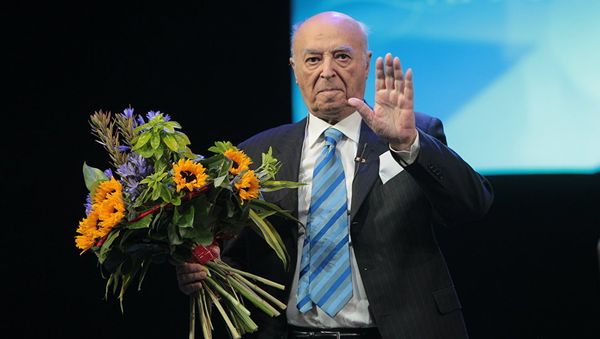 Народный артист СССР Владимир Этуш на своем творческом вечере Хрустальный бал Хрустальной Турандот в театре им. Е. Вахтангова. Архивное фото