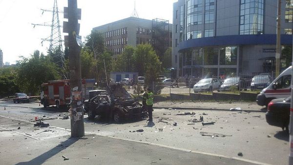 Автомобиль Mercedes в Смоленском районе Киева после взрыва. 27 июня 2017