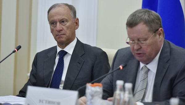 Совещание по вопросам обеспечения национальной безопасности в Симферополе. Секретарь Совбеза России Николай Патрушев (слева) и Полномочный представитель президента РФ в Южном федеральном округе Владимир Устинов (справа)