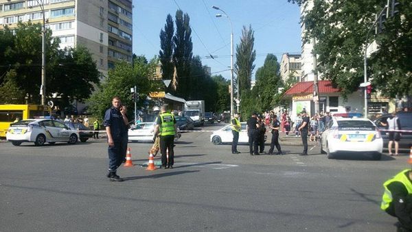 Место взрыва автомобиля Mercedes в Киеве. 27 июня 2017 года Место взрыва автомобиля Mercedes в Киеве. 27 июня 2017 года