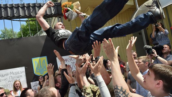 Дениса Полищука, подозреваемого в убийстве украинского журналиста Олеся Бузины, выносят из СИЗО на руках. 23 июня 2015 года Дениса Полищука, подозреваемого в убийстве украинского журналиста Олеся Бузины, выносят из СИЗО на руках. 23 июня 2015 года