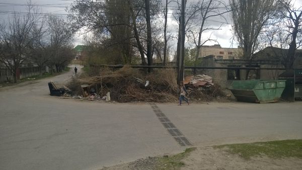  Мусорная свалка на ул. Туристов в Симферополе 