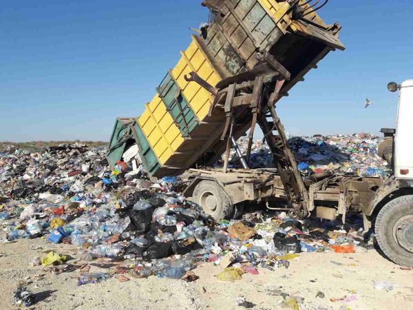 Несанкционированный сброс мусора на закрытом полигоне ТКО под Евпаторией