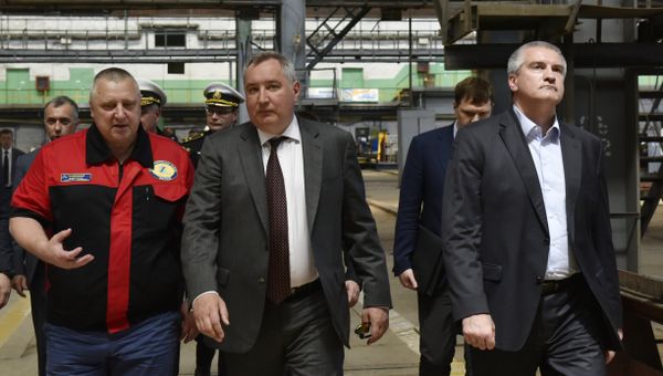 Заместитель председателя Правительства России Дмитрий Рогозин и глава Республики Крым Сергей Аксенов на судостроительном заводе Залив (Керчь)