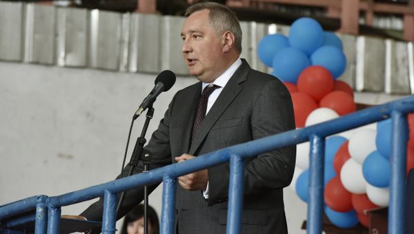 Заместитель председателя Правительства России Дмитрий Рогозин на судостроительном заводе Залив (Керчь)