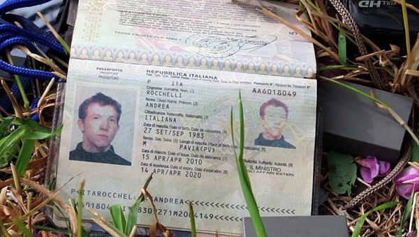 Паспорт убитого на Украине итальянского фоторепортера Андреа Роккелли