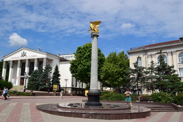 Обелиск с грифоном в Керчи