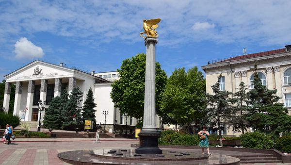 Обелиск с грифоном в Керчи