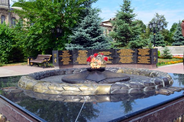 Вечный огонь на площади Ленина в Керчи