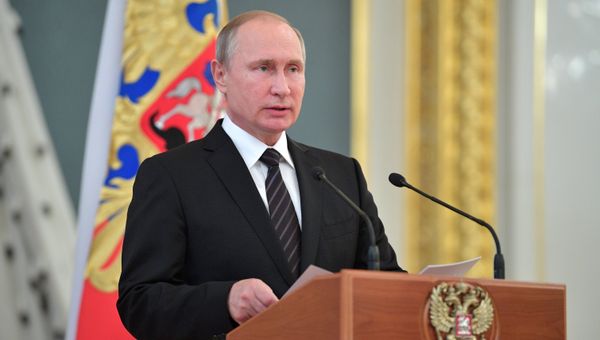 Президент РФ В. Путин встретился с выпускниками высших военных учебных заведений России
