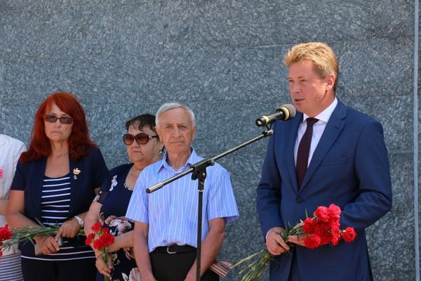 Врио губернатора Севастополя Дмитрий Овсянников на мероприятии перезахоронения останков 93 защитников города-героя Врио губернатора Севастополя Дмитрий Овсянников на мероприятии перезахоронения останков 93 защитников города-героя