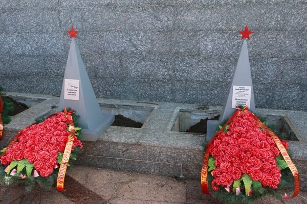 В Севастополе перезахоронили останки 93 защитников города-героя В Севастополе перезахоронили останки 93 защитников города-героя