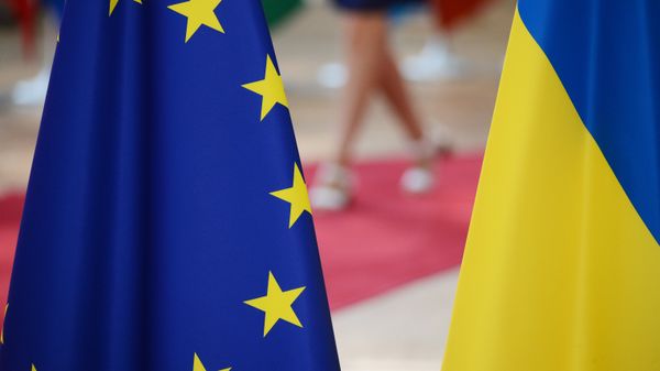 Флаги Украины и Европейского Союза. Архивное фото