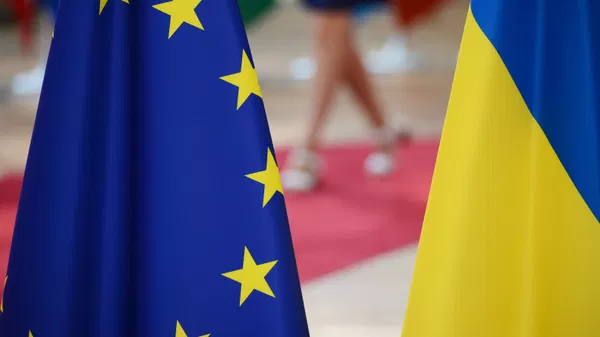 Флаги Украины и Европейского Союза. Архивное фото