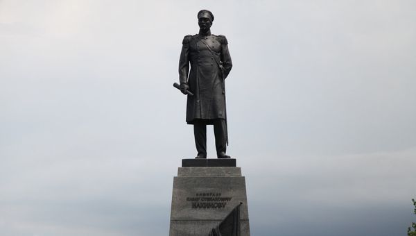 Памятник адмиралу Нахимову в Севастополе