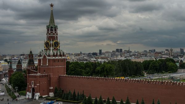 Вид на Спасскую башню и Колокольню Ивана Великого в Москве
