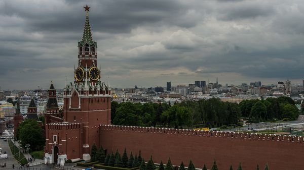 Вид на Спасскую башню и Колокольню Ивана Великого в Москве