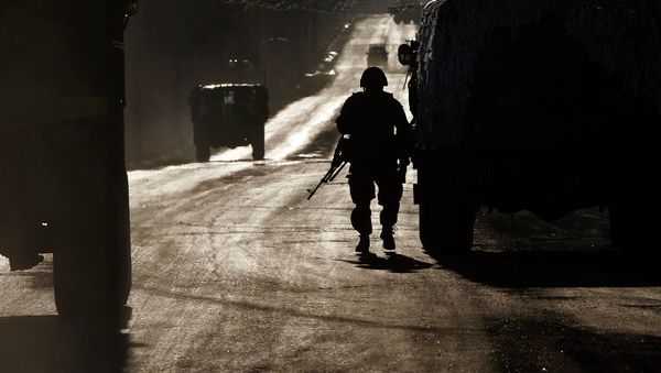 Солдат украинской армии у сломанного автомобиля на дороге, Восточная Украина. Архивное фото