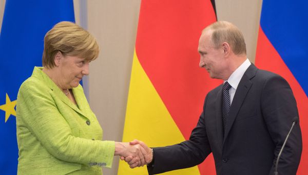 Президент РФ Владимир Путин и федеральный канцлер ФРГ Ангела Меркель. Архивное фото