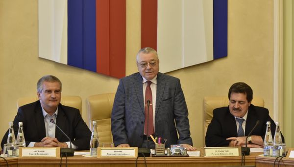Первое пленарное заседание ОП Крыма. На фото: (слева направо) глава РК Сергей Аксенов, председатель ОП РК Григорий Иоффе, вице-спикер Госсовета РК Ремзи Ильясов