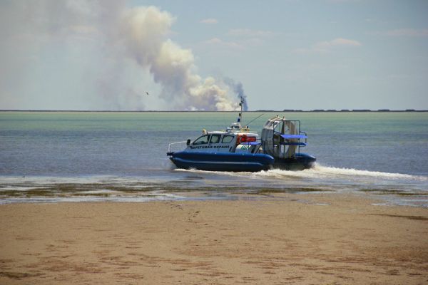 Пограничный сторожевой катер на воздушной подушке, патрулирующий границу России и Украины вдоль залива Сиваш