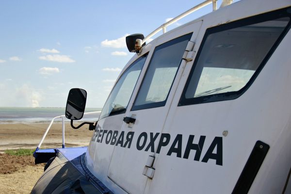 Пограничный сторожевой катер на воздушной подушке, патрулирующий границу России и Украины вдоль залива Сиваш