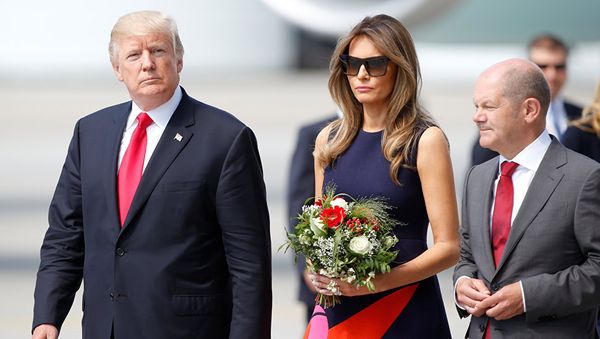 Президент США Дональд Трамп и первая леди Меланья Трамп в аэропорту Гамбурга. 6 июля 2017 года Президент США Дональд Трамп и первая леди Меланья Трамп в аэропорту Гамбурга. 6 июля 2017 года